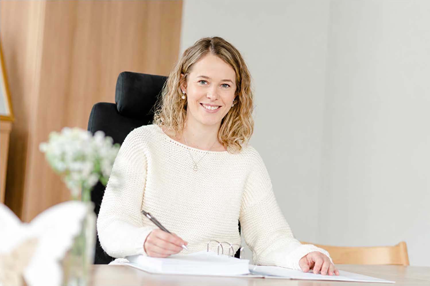 Christine Mörz in der Logopädiepraxis
